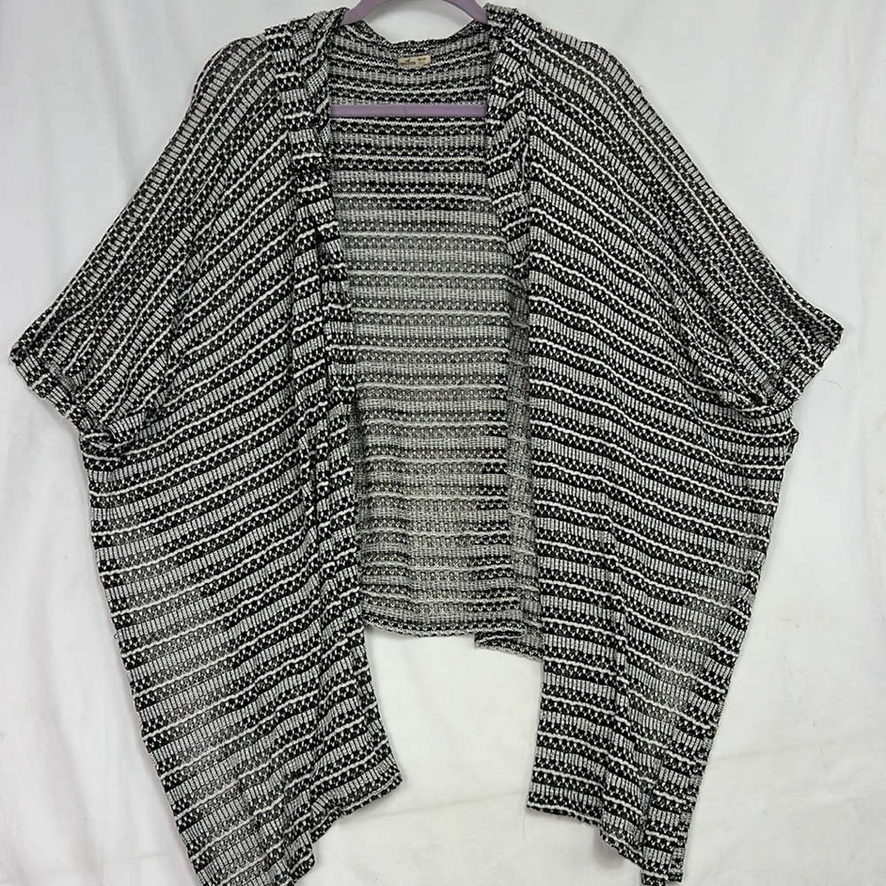 #0945 Hollister Black and White Knitted Cardigan | Size: One Size
